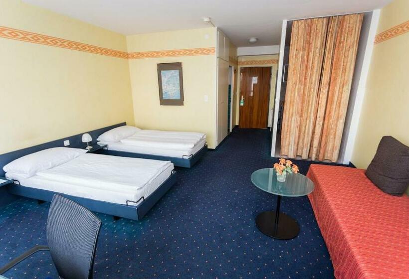 اتاق سوپریور, Comédie