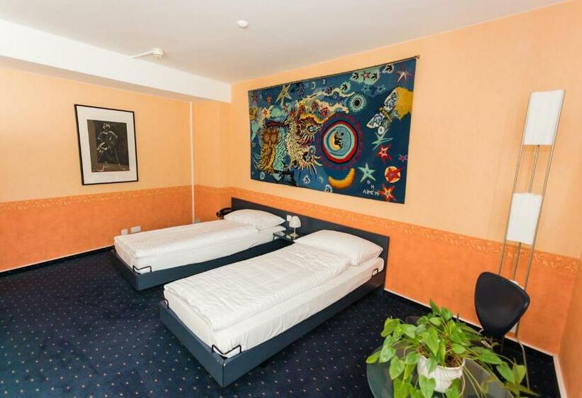 اتاق سوپریور, Comédie