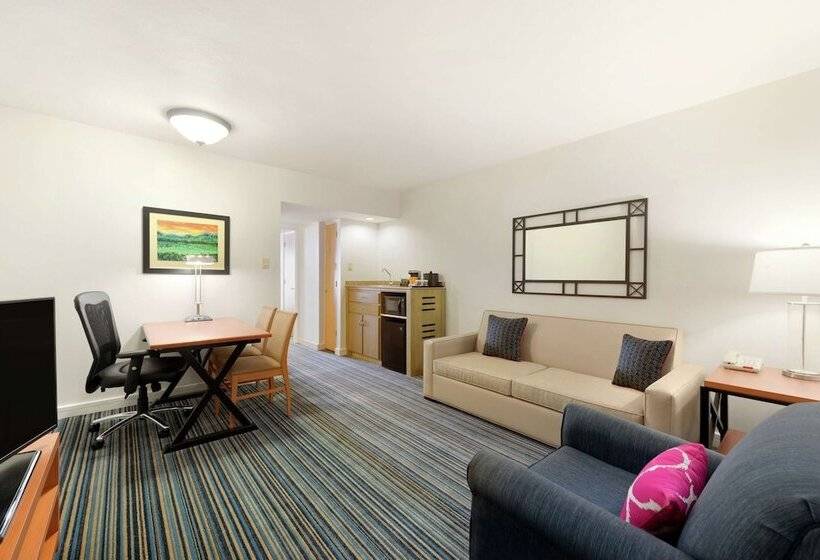 سوییت با چشمانداز جانبی دریا, Embassy Suites By Hilton Dorado Del Mar Beach Resort