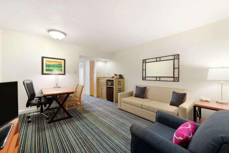 سوییت با چشم‌انداز جانبی دریا, Embassy Suites By Hilton Dorado Del Mar Beach Resort