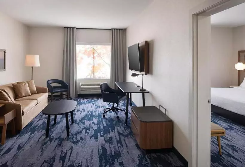 キングサイズベッドのスイートルーム, Fairfield Inn & Suites By Marriott West Kelowna