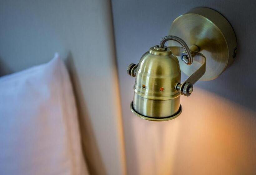 جناح جونيور, Kreuz By B Smart