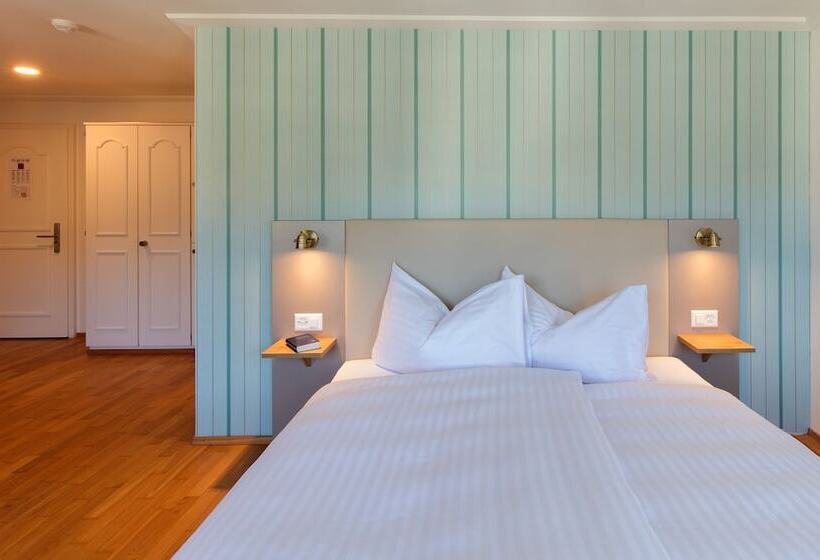 جناح جونيور, Kreuz By B Smart