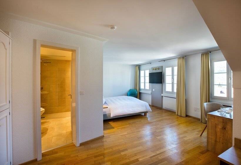 جناح جونيور, Kreuz By B Smart