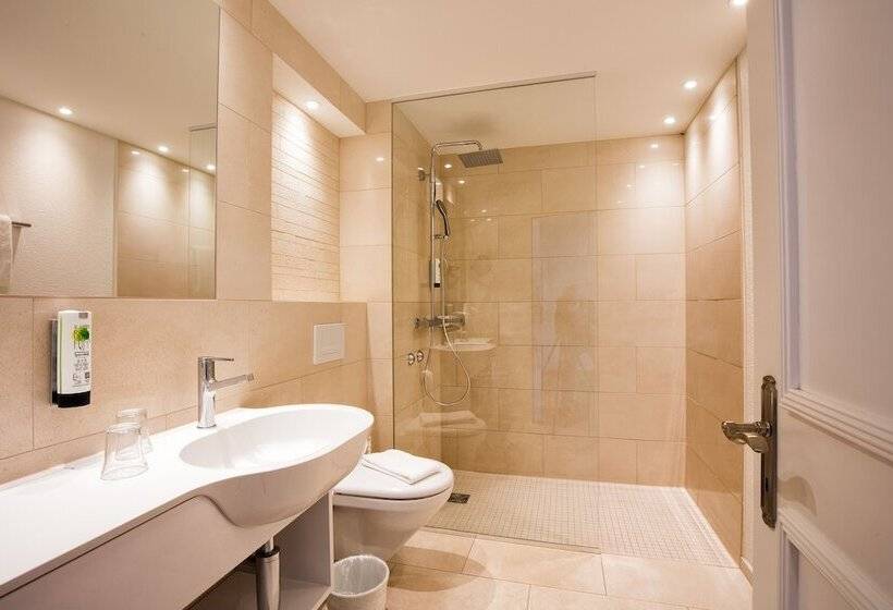 جناح جونيور, Kreuz By B Smart