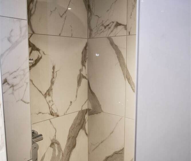 标准间, Nash Airport