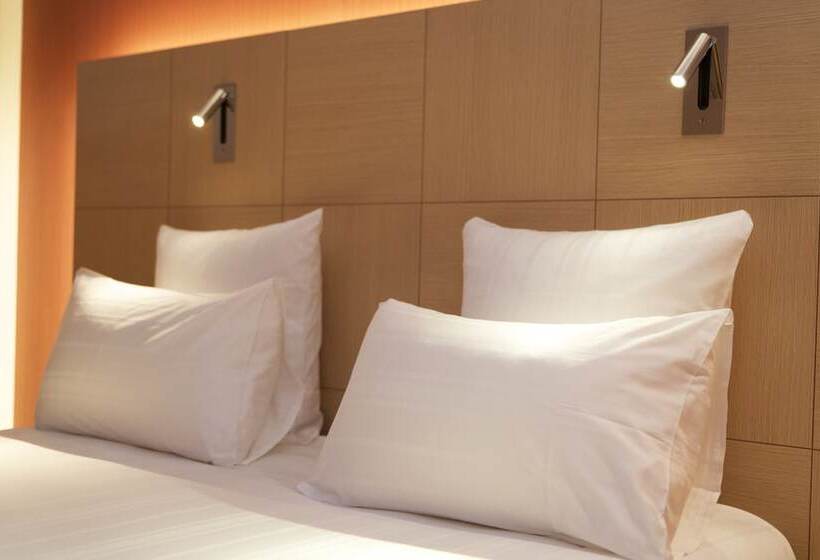 标准间, Nash Airport