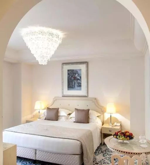 اتاق لوکس با چشم‌انداز دریا, Palace