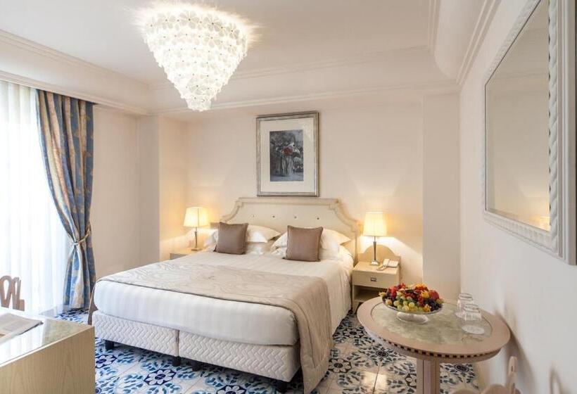 חדר קלאסי לשלושה, Palace