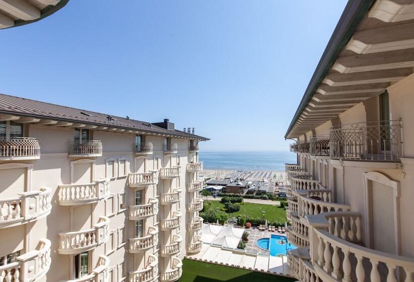 חדר קלאסי לשלושה, Palace