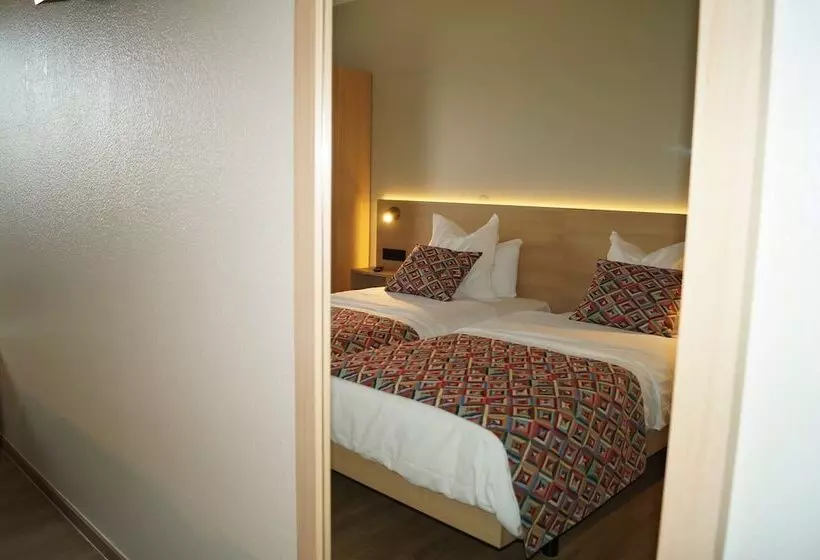 Standard Single Room, Restaurant Stand Inn