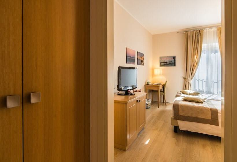 Номер Стандарт Вид на Озеро, Sirmione Terme