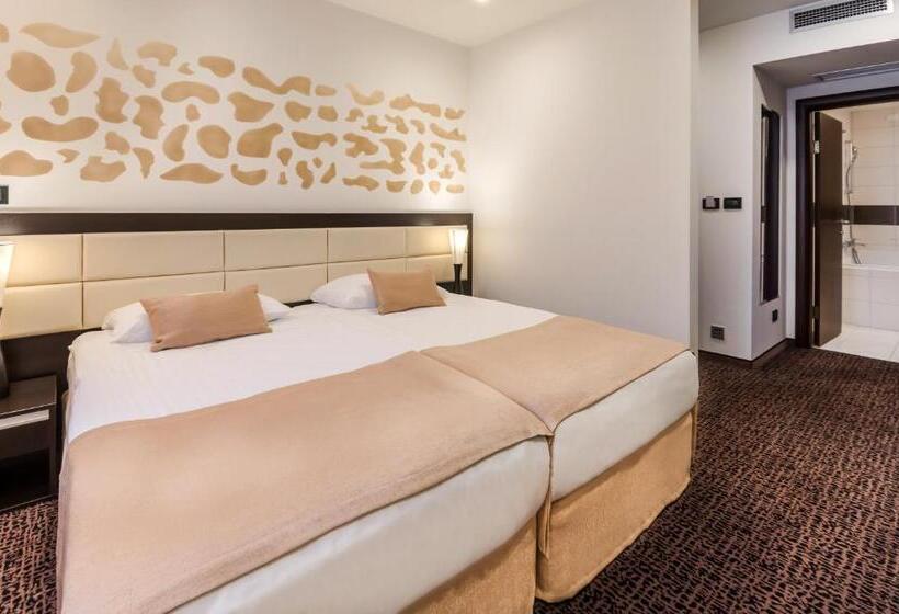 חדר דלוקס, Diplomat