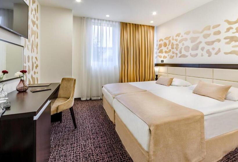 חדר דלוקס, Diplomat