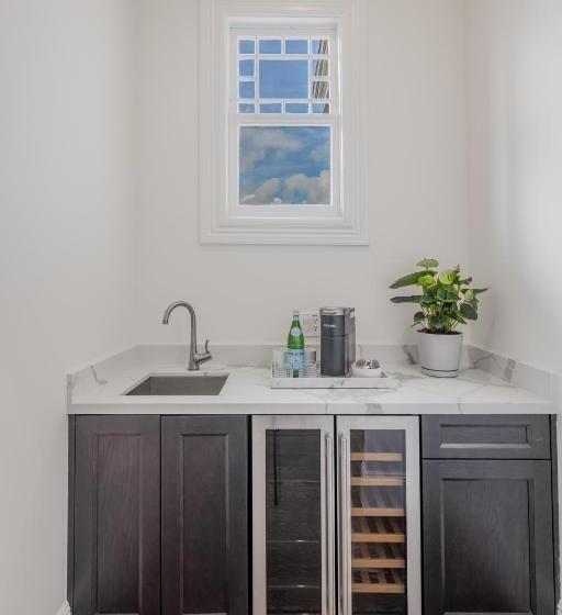 Президентский Люкс, The George   Luxury Boutique Inn