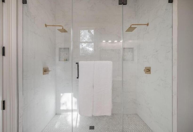 Президентский Люкс, The George   Luxury Boutique Inn