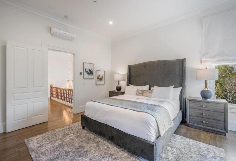 Номер Superior Кровать Кинг, The George   Luxury Boutique Inn