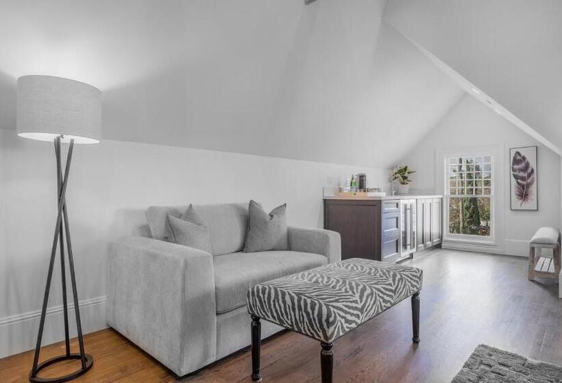 Люкс Superior, The George   Luxury Boutique Inn