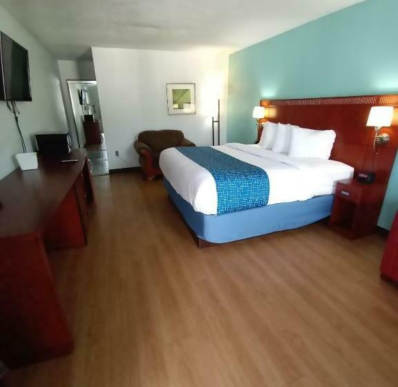 غرفة قياسية سرير كينج لذوى الإحتياجات الخاصة, Travelodge By Wyndham Petersburg