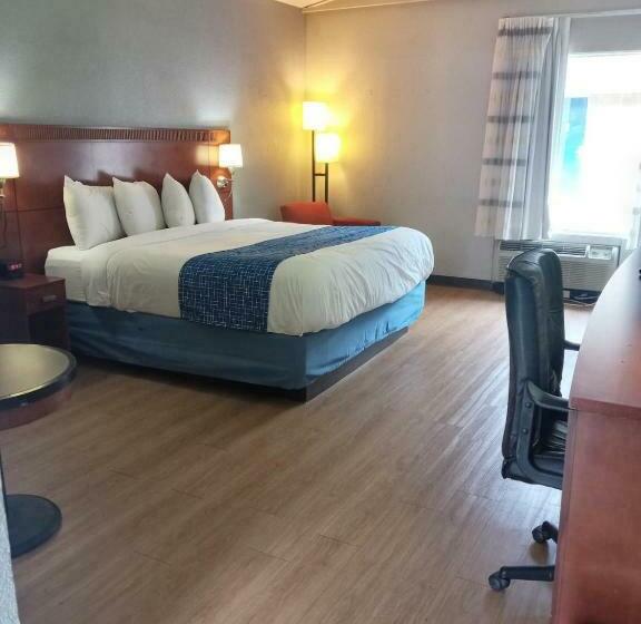 Номер Стандарт Кровать Кинг Адаптированный для Инвалидов, Travelodge By Wyndham Petersburg