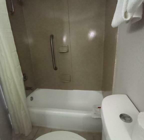 غرفة قياسية سرير كينج, Travelodge By Wyndham Petersburg