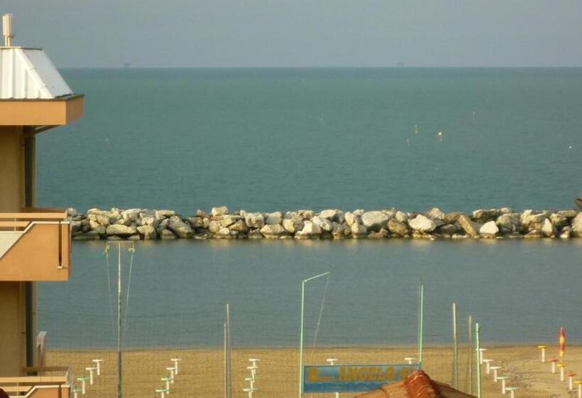 חדר משפחתי, Avana Mare