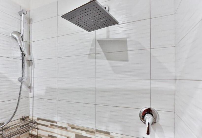 חדר משפחתי, Avana Mare