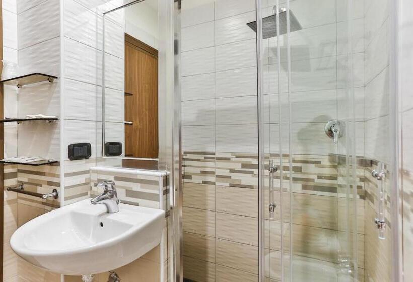 חדר משפחתי, Avana Mare