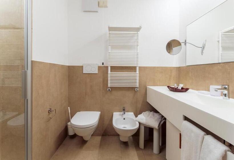 غرفة قياسية مزوَّدة بشُرفة, Barisetti Sport