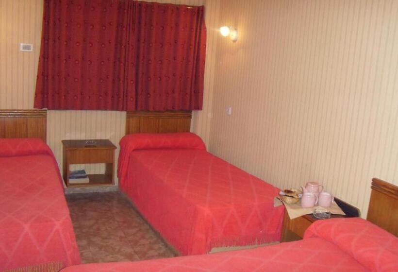 חדר סטנדרט לשלושה, Embajador