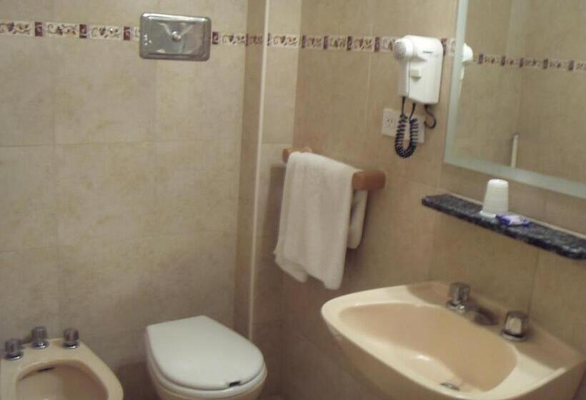 חדר סטנדרט לשלושה, Embajador