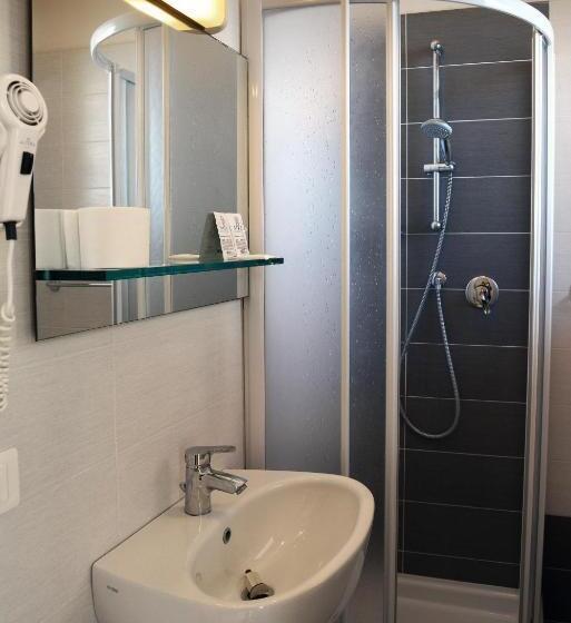 4인용 스탠다드 룸, Embassy