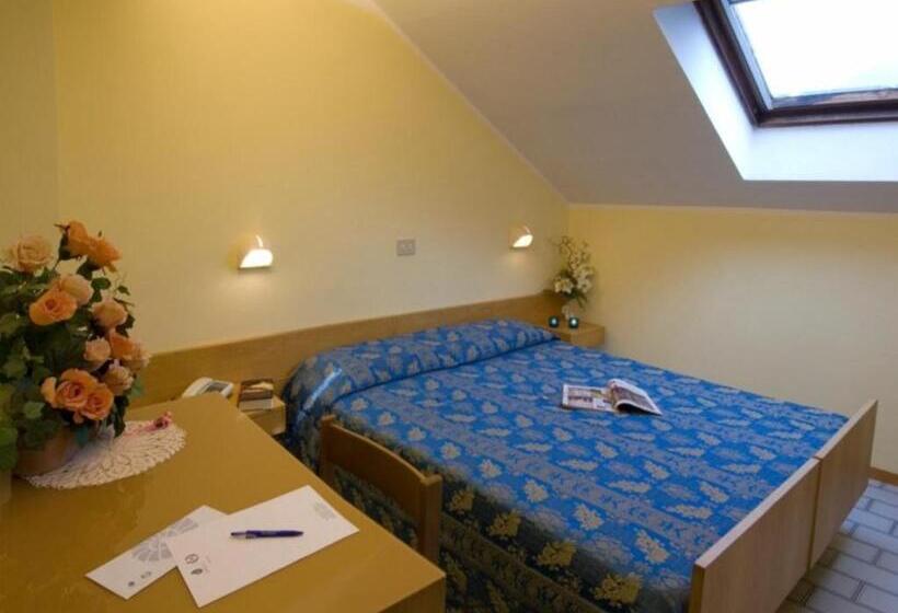 スタンダード4人部屋, Nives