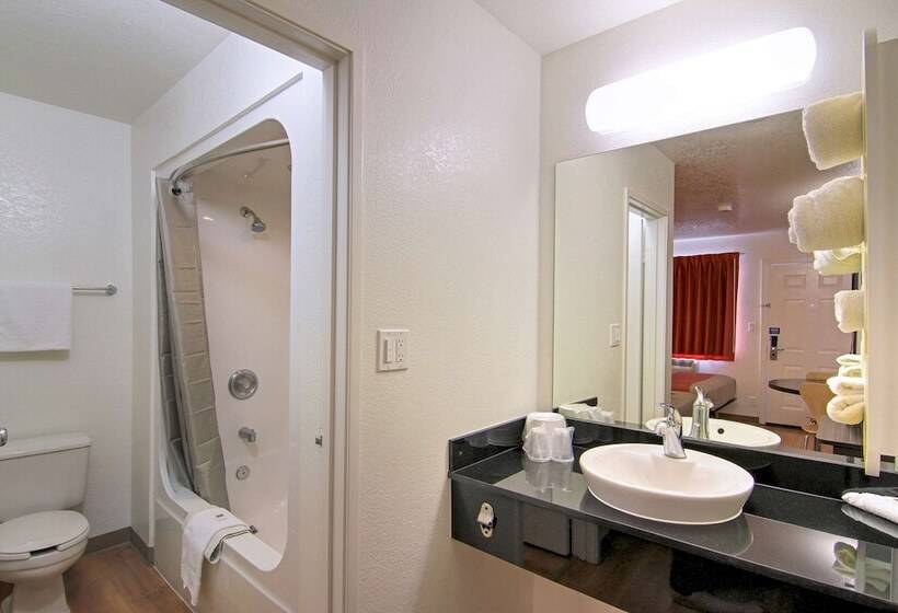 Четырехместный номер Премиум, Motel 6 Old Town Scottsdale Fashion Square