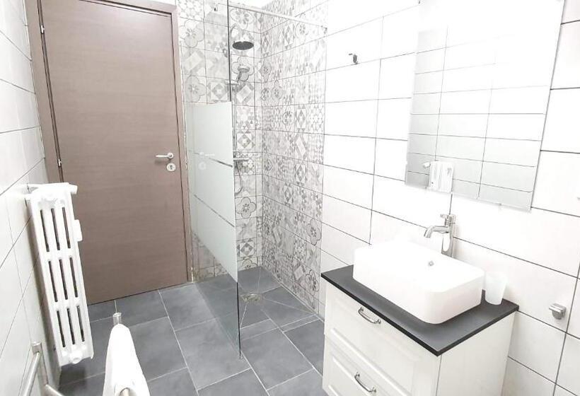 اتاق سه‌نفرۀ استاندارد با سرویس بهداشتی بیرون از اتاق, Interno1 Bari Policlinico