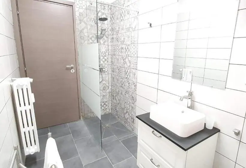 اتاق سهنفرۀ استاندارد با سرویس بهداشتی بیرون از اتاق, Interno1 Bari Policlinico