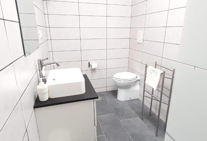 اتاق سه‌نفرۀ استاندارد با سرویس بهداشتی بیرون از اتاق, Interno1 Bari Policlinico