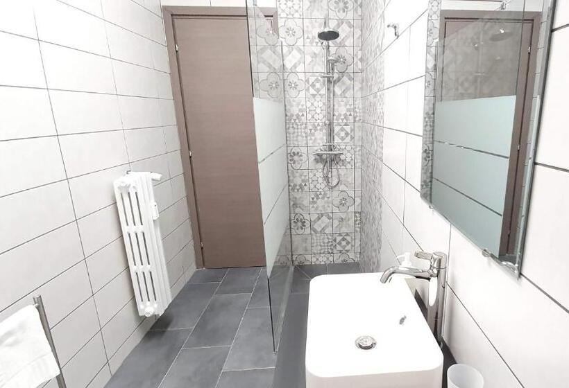 اتاق سه‌نفرۀ استاندارد با سرویس بهداشتی بیرون از اتاق, Interno1 Bari Policlinico