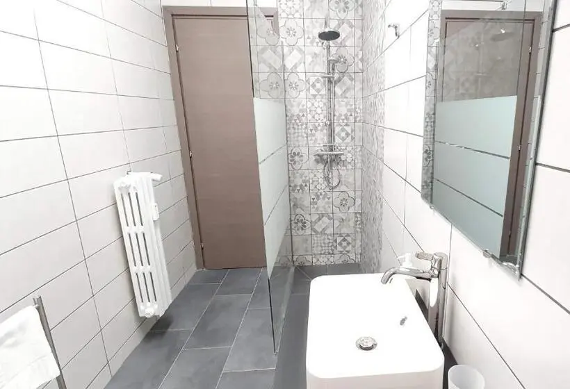 اتاق سهنفرۀ استاندارد با سرویس بهداشتی بیرون از اتاق, Interno1 Bari Policlinico