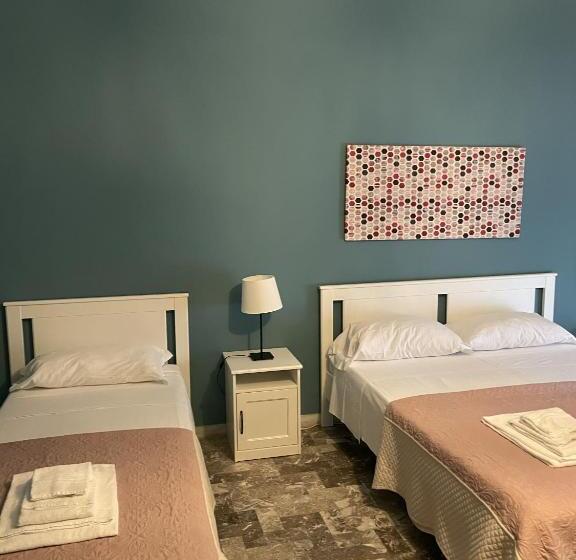 اتاق سه‌نفرۀ استاندارد با سرویس بهداشتی بیرون از اتاق, Interno1 Bari Policlinico