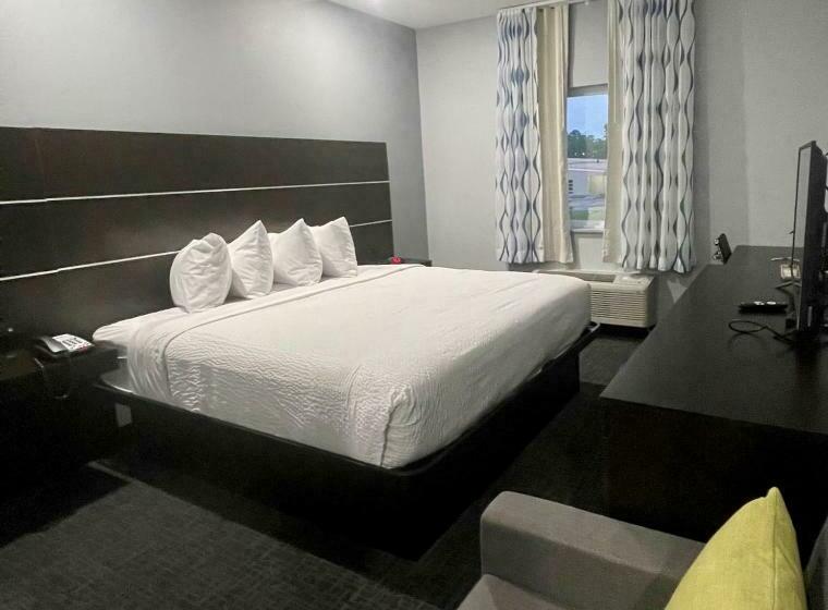 适合残疾人士使用的带超级大床的标准间, Days Inn By Wyndham Zachary La