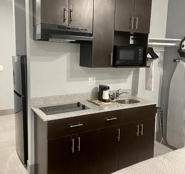 带大床的复式套间, Days Inn By Wyndham Zachary La