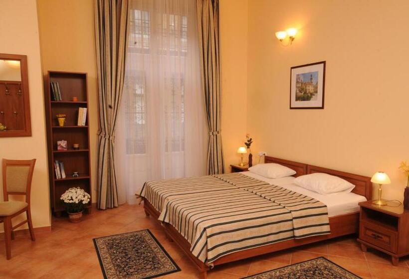 标准三人间, Budapest Museum Central