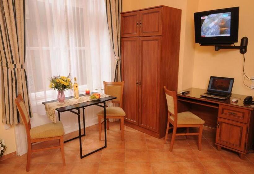 标准三人间, Budapest Museum Central