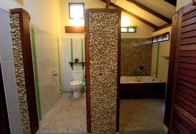 اتاق لوکس با چشم‌انداز دریا, Cocotinos Manado
