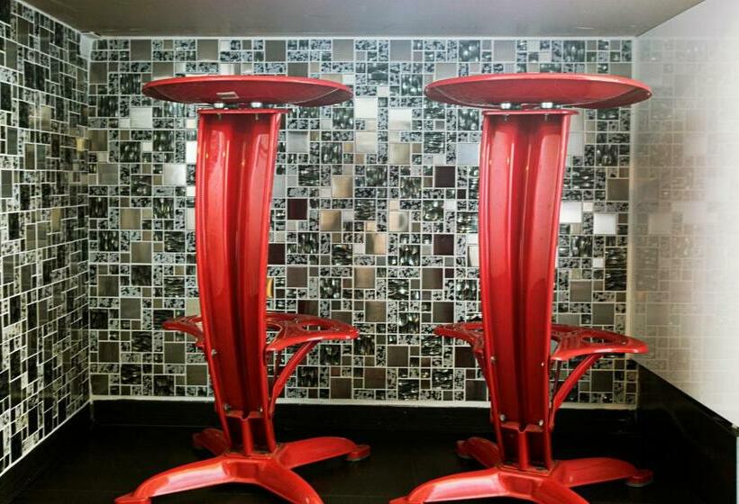 سوییت لوکس, Quentin Amsterdam