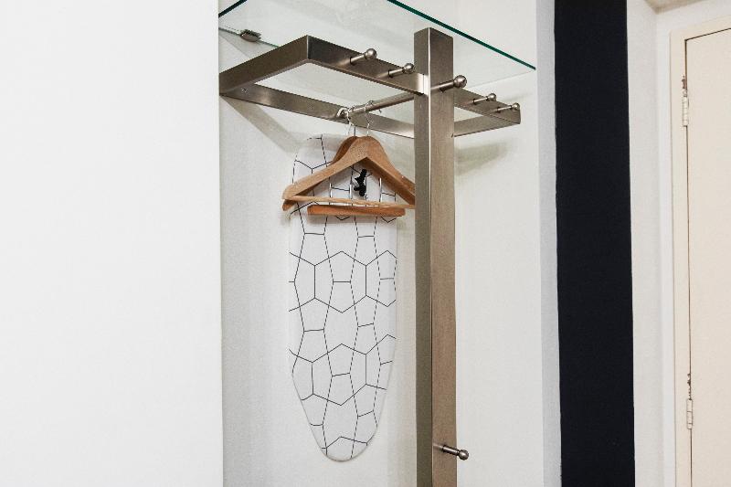 اتاق اکونومی, Quentin Amsterdam