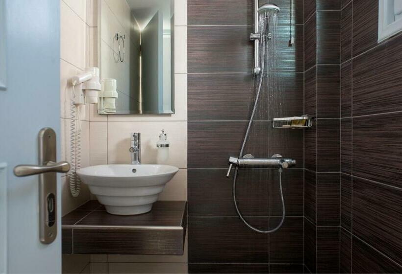 اتاق اکونومی, Seaside By Manos