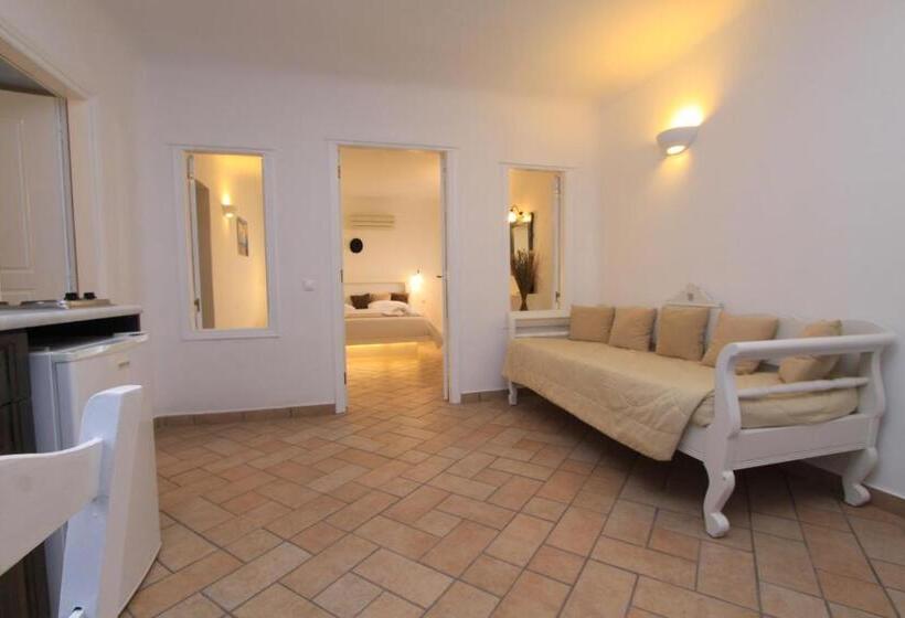 سوییت با چشمانداز استخر, Seaside By Manos