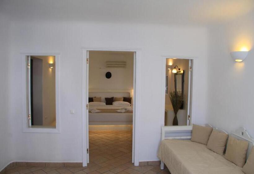 سوییت با چشمانداز استخر, Seaside By Manos